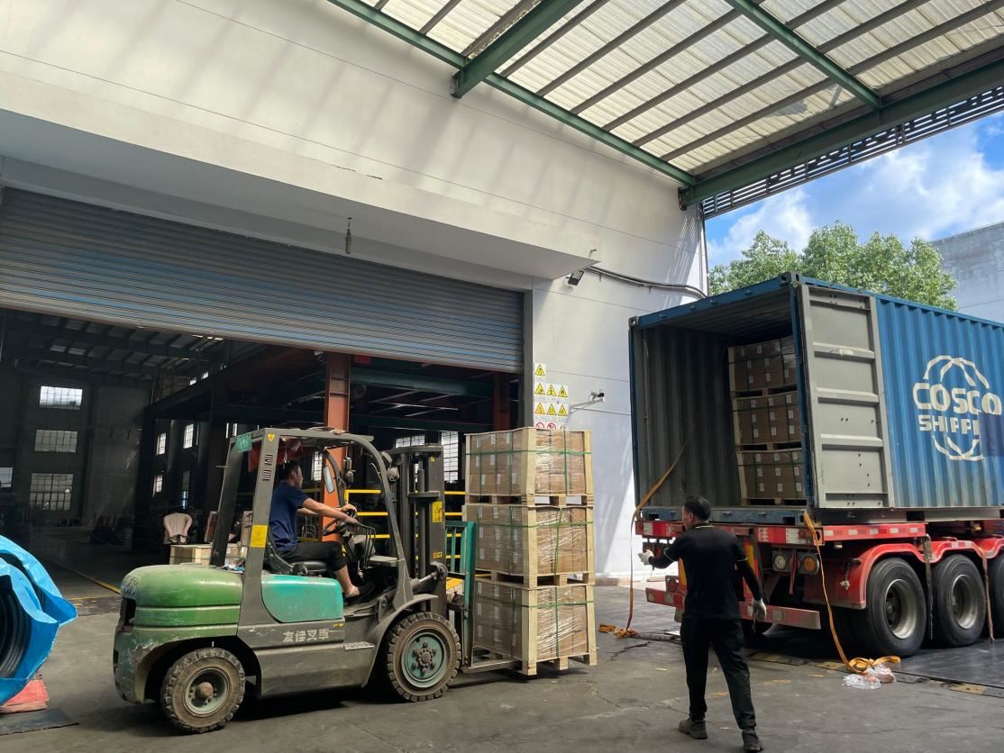 Se está cargando y enviando un pedido de tornillos