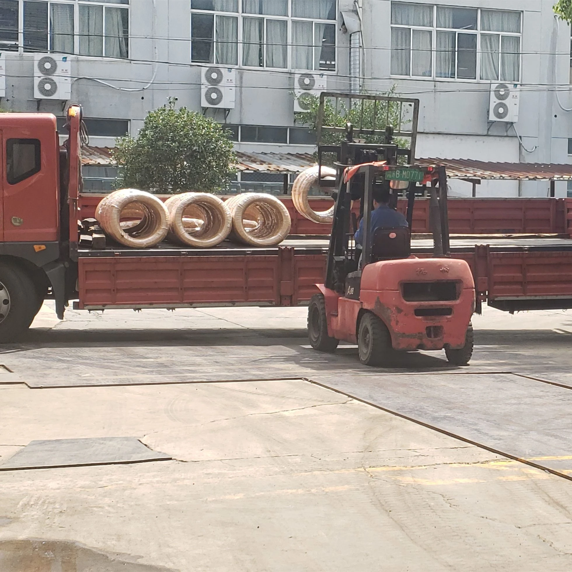Se está cargando y enviando un pedido de alambre de acero