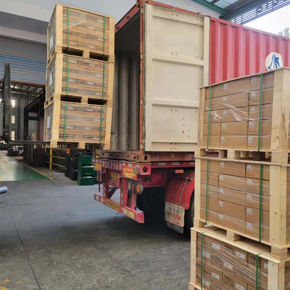 Un lote de productos de tornillos requeridos por los clientes japoneses se es...