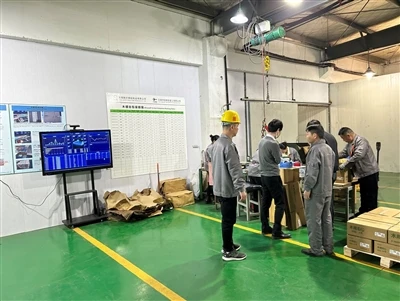 Los clientes japoneses vienen a visitar nuestra empresa